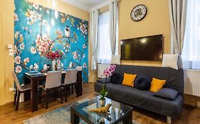 Cherry Blossom Designer Apartment In The Center With Free Parking